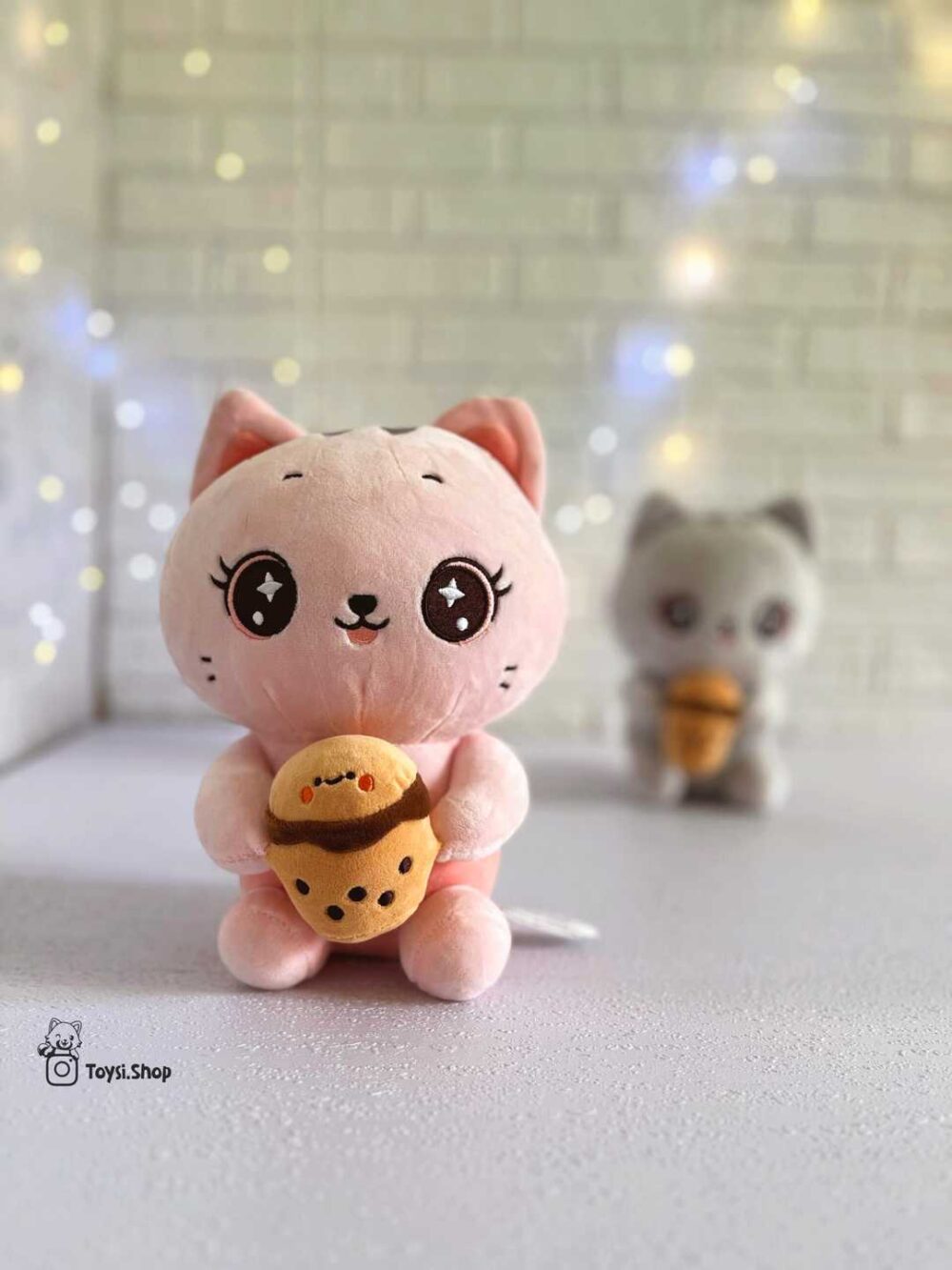 عروسک گربه اسموتی به دست