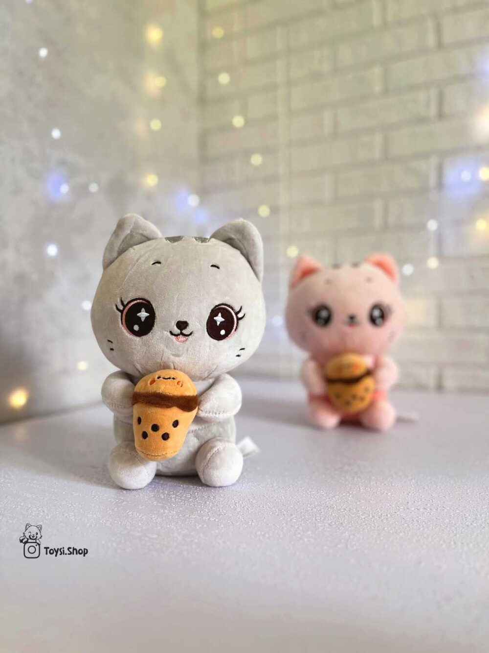 عروسک گربه اسموتی به دست