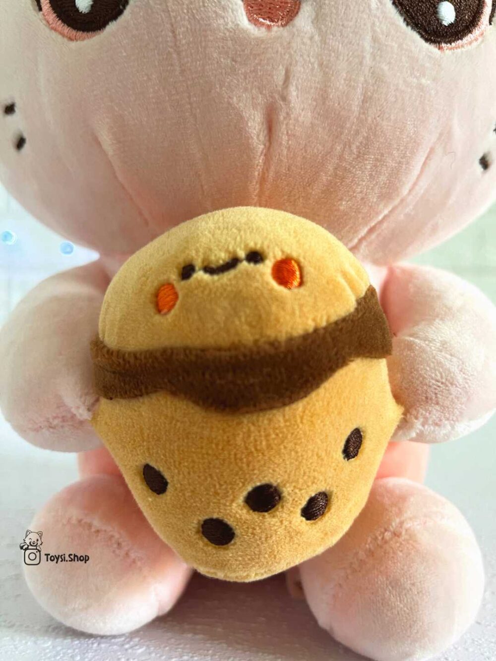 عروسک گربه اسموتی به دست