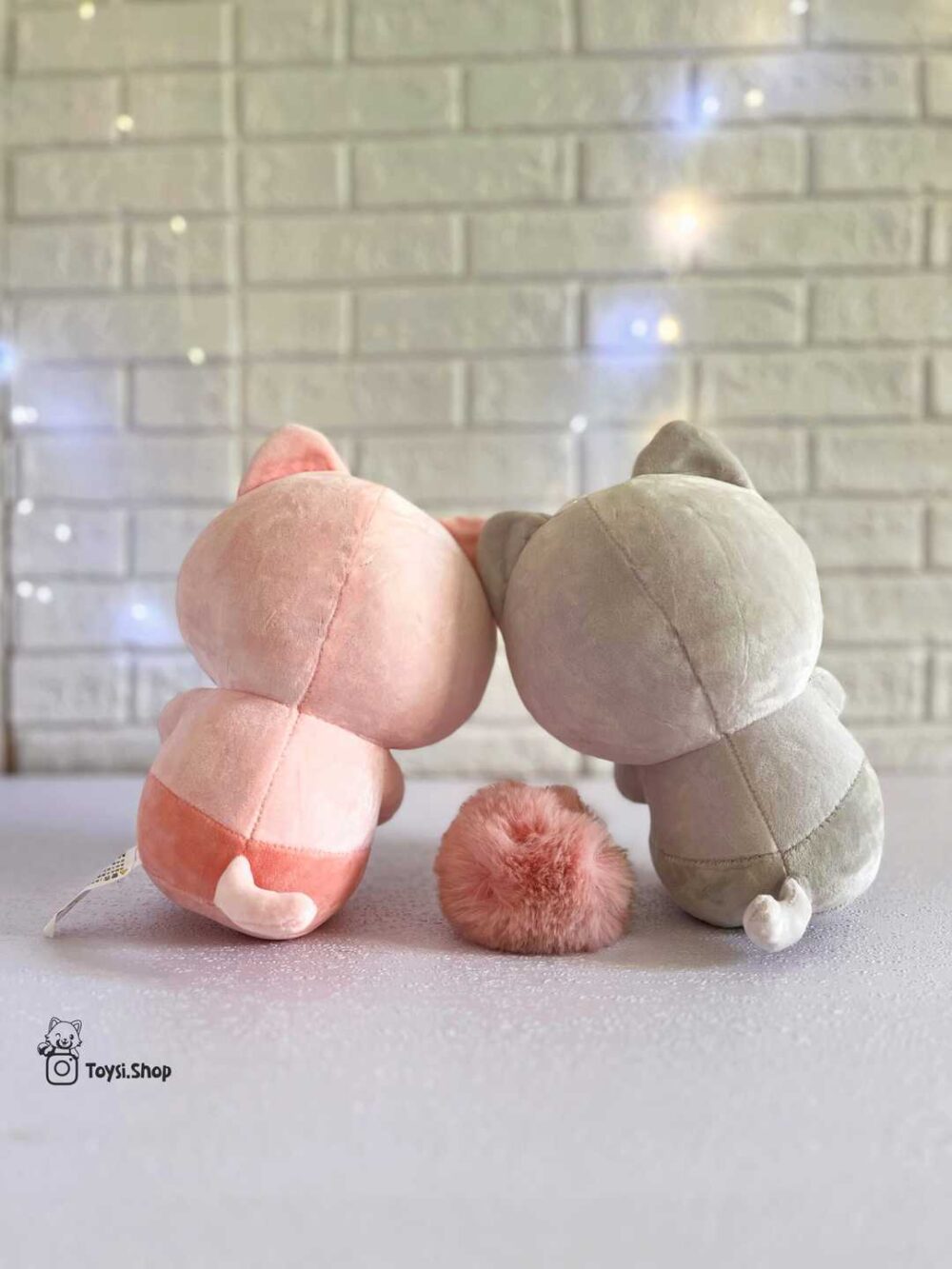 عروسک گربه اسموتی به دست