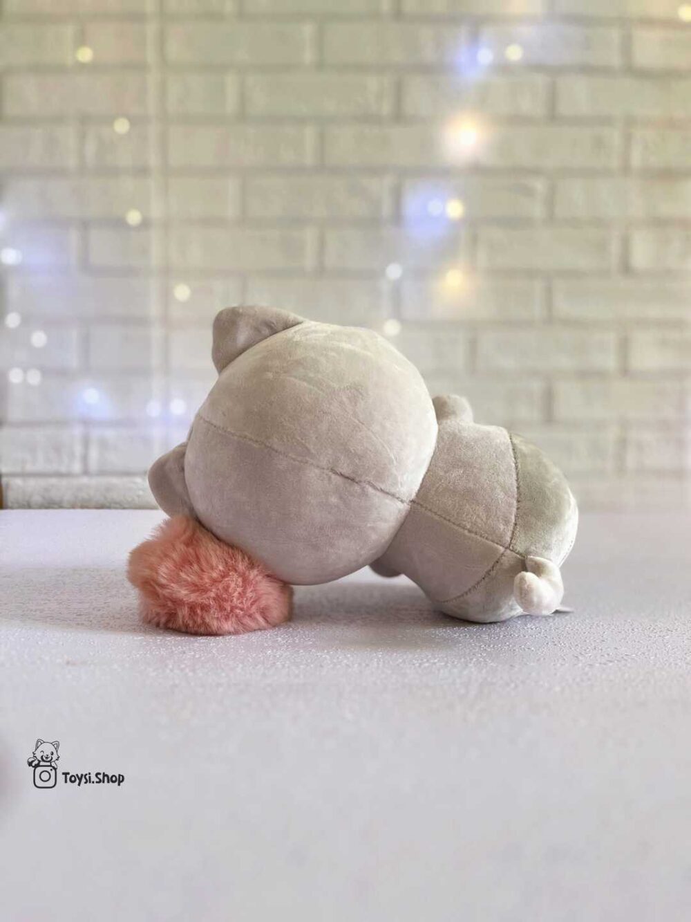 عروسک گربه اسموتی به دست