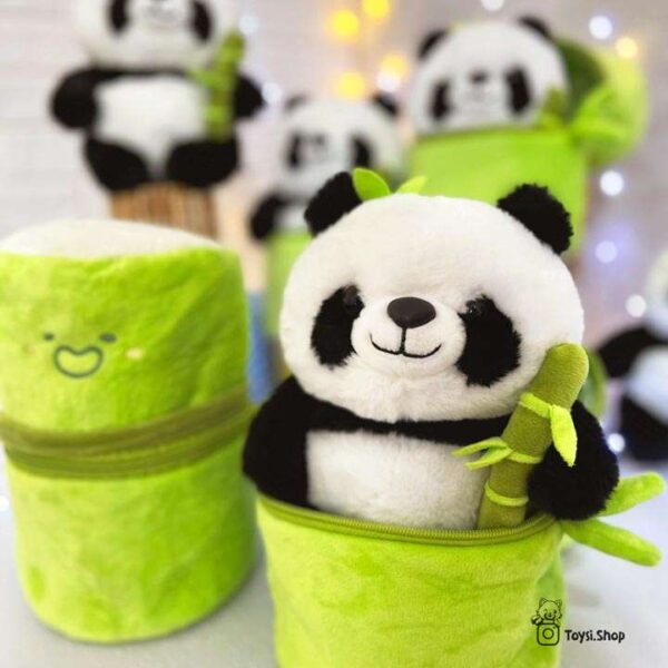 عروسک پاندا داخل چوب بامبو سبز