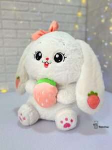 عروسک خرگوش توت فرنگی به دست بزرگ