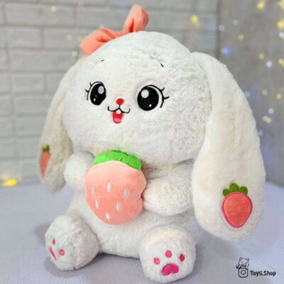 عروسک خرگوش توت فرنگی به دست بزرگ