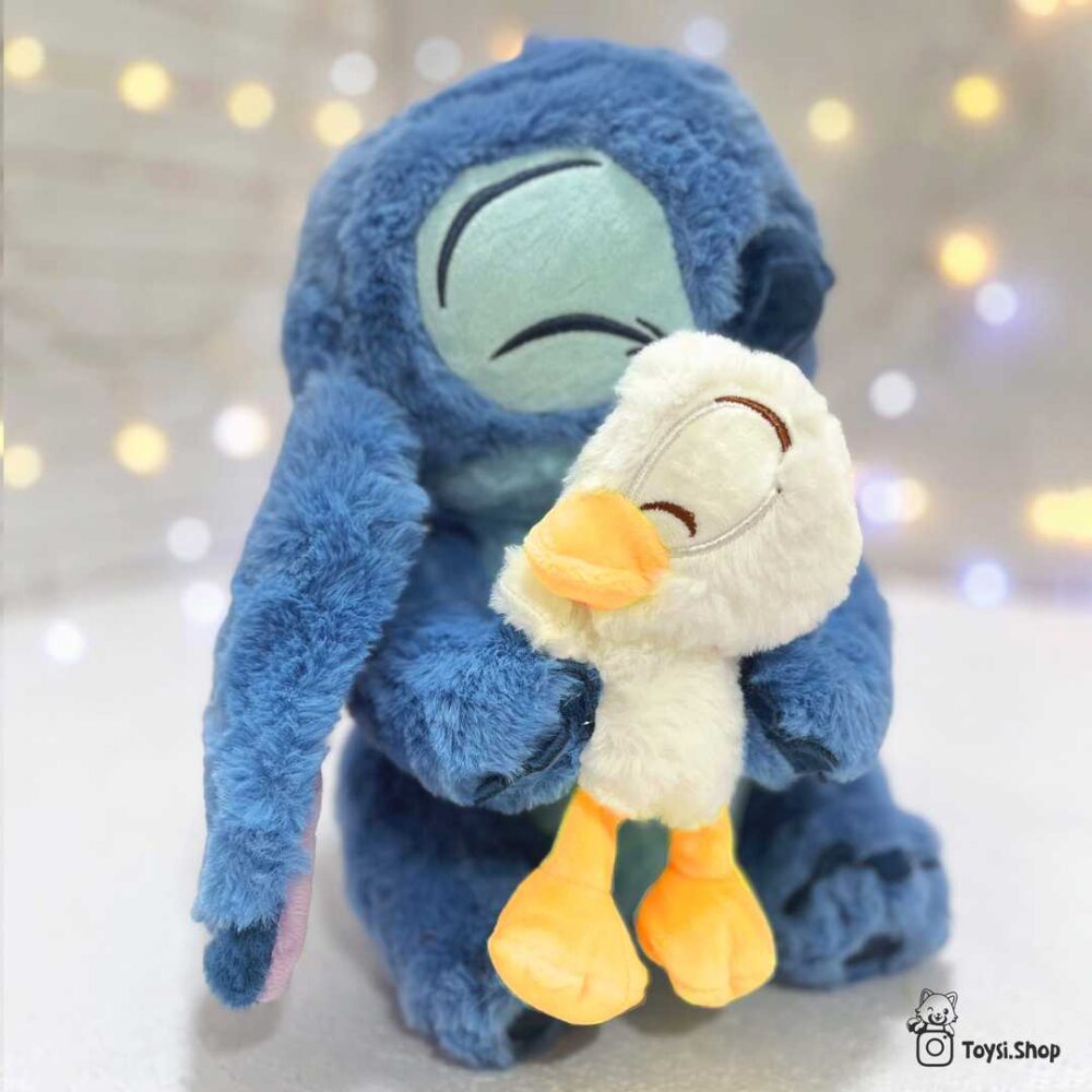 استیچ عروسک به دست